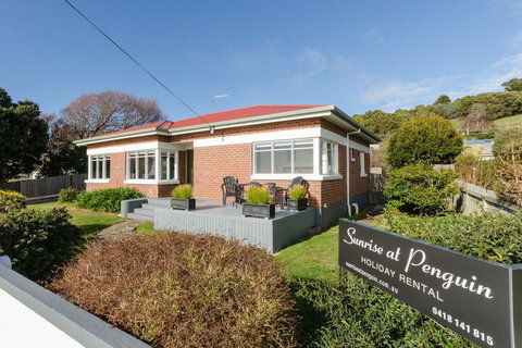 Sunrise At Penguin - Sunshine Coast Tourism 4