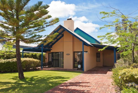 Dunsborough Beach Cottages - Holiday Sunshine Coast 1