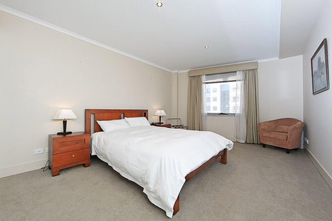 Accommodate Canberra - The Avenue - Holiday Sunshine Coast 1
