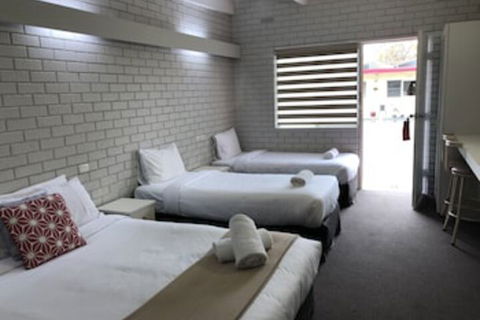 Wattle Motel - Sunshine Coast Tourism 0