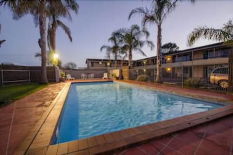 Red Carpet Motel - Sunshine Coast Tourism 2