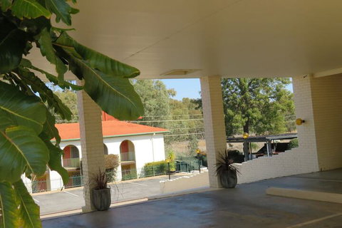 Bishops Lodge Narrandera - Sunshine Coast Tourism 1