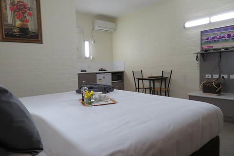 Bishops Lodge Narrandera - Sunshine Coast Tourism 6