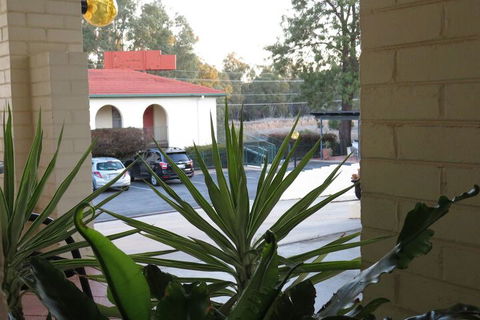 Bishops Lodge Narrandera - Sunshine Coast Tourism 3