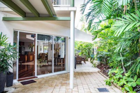 Four Mile Beach Retreat - Sunshine Coast Tourism 3