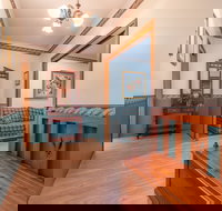 Birds 'n' Bloom Cottages - Sunshine Coast Tourism