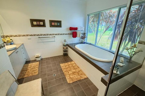 Glenelg On King Bed & Breakfast - Holiday Sunshine Coast 1