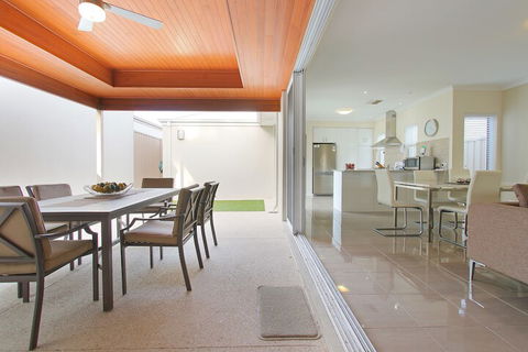 Anastasia Villa - Holiday Sunshine Coast 3
