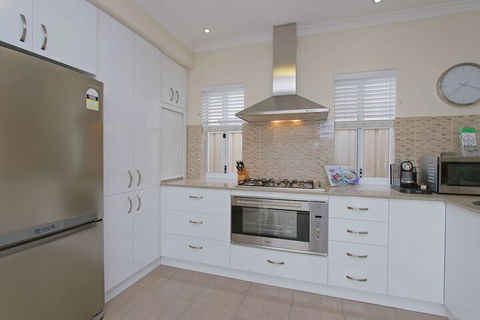 Anastasia Villa - Holiday Sunshine Coast 7