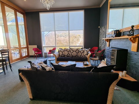 Tumbarumba Motel & Elms Restaurant - Holiday Sunshine Coast 1