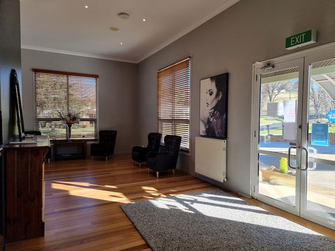 Tumbarumba Motel & Elms Restaurant - Holiday Sunshine Coast 3