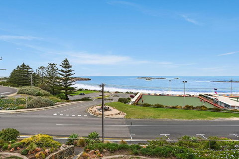The Dolphins Beachfront Apartments - Holiday Sunshine Coast 6