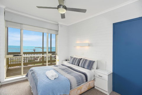 The Dolphins Beachfront Apartments - Holiday Sunshine Coast 1