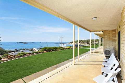 The Dolphins Beachfront Apartments - Holiday Sunshine Coast 2