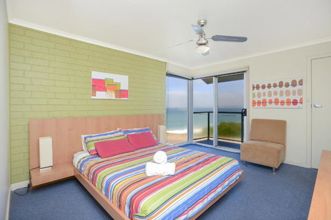 South Seas Beachfront Apartments - Holiday Sunshine Coast 6