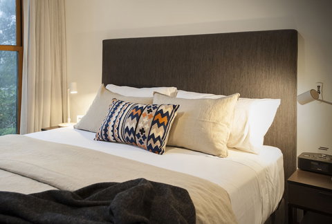 Artist On Everest - Sunshine Coast Tourism 2