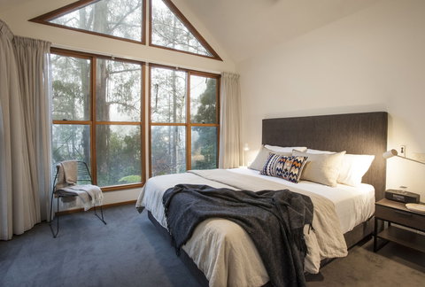 Artist On Everest - Sunshine Coast Tourism 1