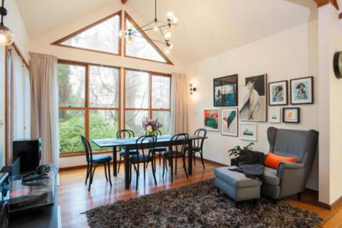 Artist On Everest - Sunshine Coast Tourism 0