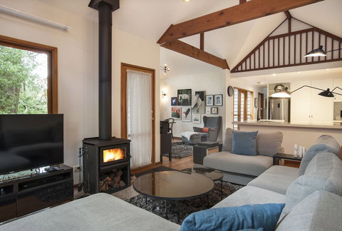 Artist On Everest - Sunshine Coast Tourism 7