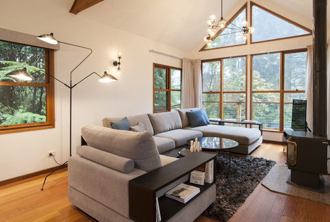 Artist On Everest - Sunshine Coast Tourism 4