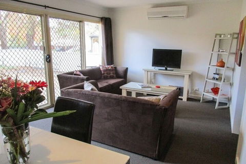 Angaston Mews Apartments - Holiday Sunshine Coast 4