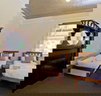 Deloraine Hotel - Sunshine Coast Tourism