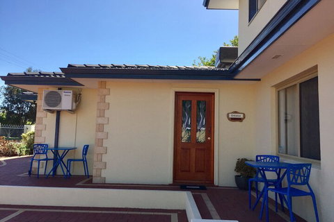 The Royal Dolphin B&B In Safety Bay - Holiday Sunshine Coast 1