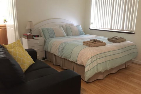 The Royal Dolphin B&B In Safety Bay - Holiday Sunshine Coast 5