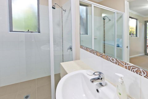 Whatmans Beach House - Holiday Sunshine Coast 6