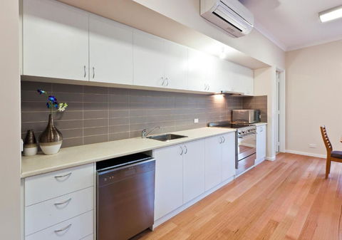 Whatmans Beach House - Holiday Sunshine Coast 5
