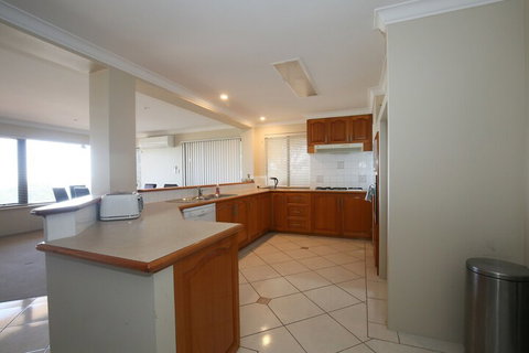 Sunsets At Seaquins - Holiday Sunshine Coast 7