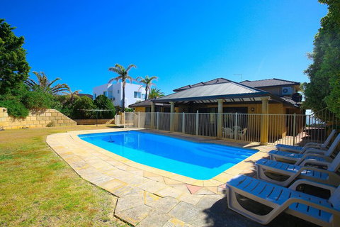 Sunsets At Seaquins - Holiday Sunshine Coast 1