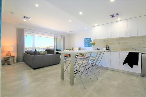 Harbour Views At Mindarie Marina - Holiday Sunshine Coast 4