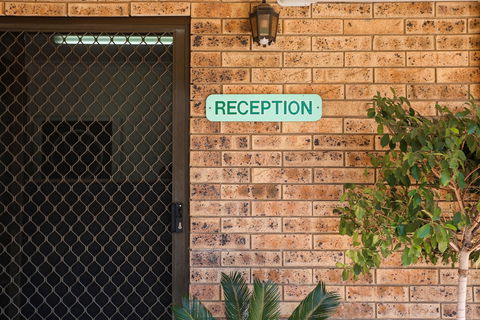 Clermont Country Motor Inn - Sunshine Coast Tourism 0