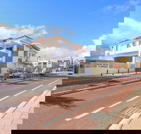 Rose Hotel Clarkson - Holiday Sunshine Coast