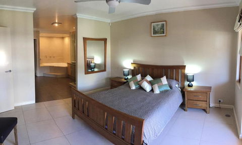 Huge House On The Grand Canal - Holiday Sunshine Coast 3