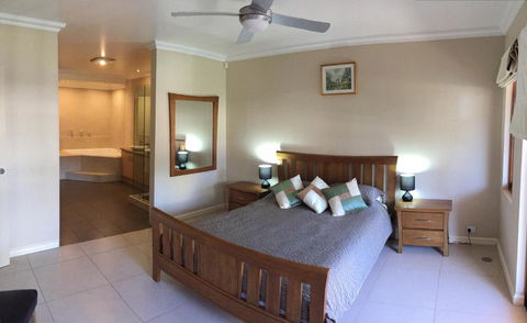 Huge House On The Grand Canal - Holiday Sunshine Coast 1