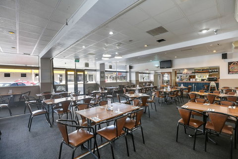 The Union Club Hotel - Holiday Sunshine Coast 6