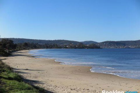 Beachside Rest - Holiday Sunshine Coast 3