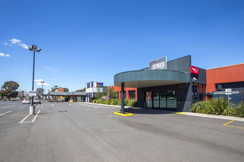 Nightcap At Skyways Hotel - Holiday Sunshine Coast 1