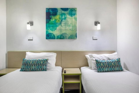 Nightcap At Skyways Hotel - Holiday Sunshine Coast 6