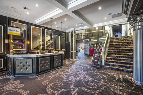 Nightcap At Skyways Hotel - Holiday Sunshine Coast 2