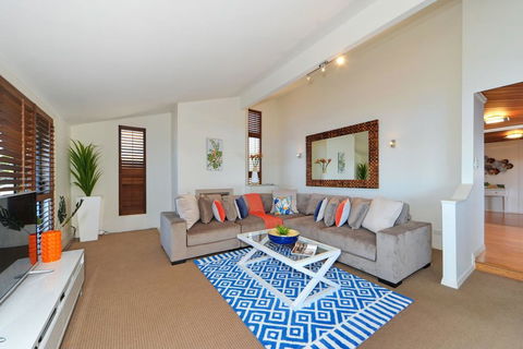 Mermaid Island Beach House - Sunshine Coast Tourism 6