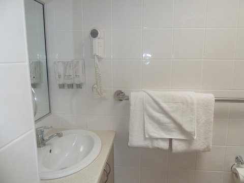 Pioneer Lodge Motel - Holiday Sunshine Coast 6