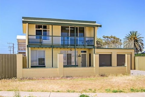 Sun & Fun - Sunshine Coast Tourism 0