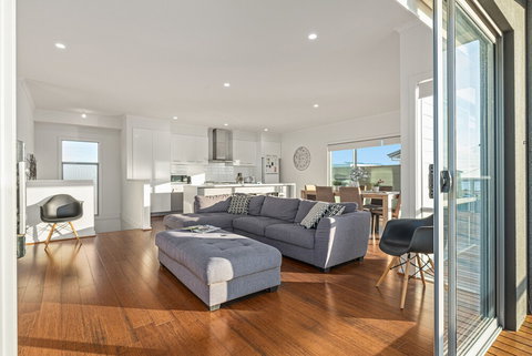 Oceans Eight - Holiday Sunshine Coast 5