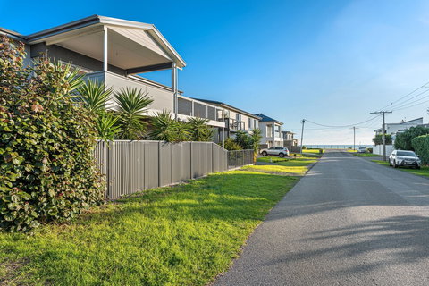 Oceans Eight - Holiday Sunshine Coast 1