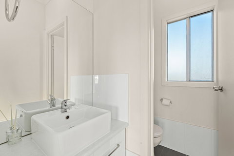 Oceans Eight - Holiday Sunshine Coast 4