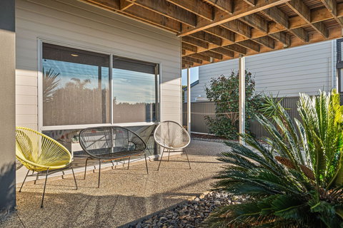 Oceans Eight - Holiday Sunshine Coast 0