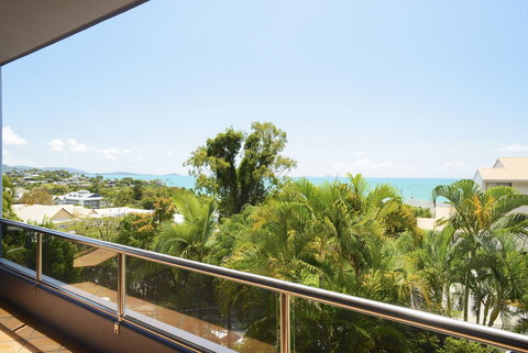 Airlie Harbour 3 Bedroom Apartment - Holiday Sunshine Coast 1